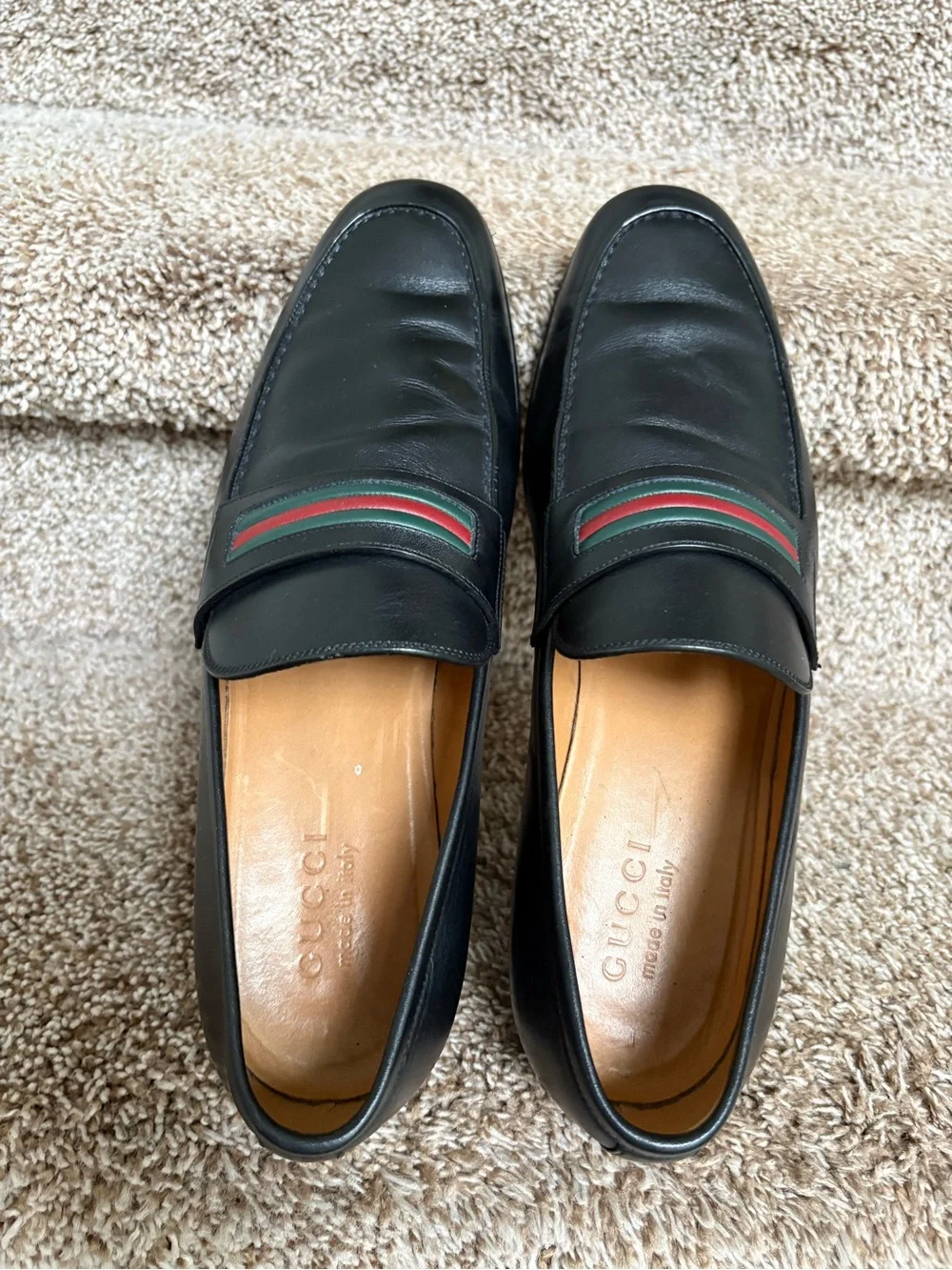 Gucci Men's Black Leather Loafers with Green & Red Stripe
